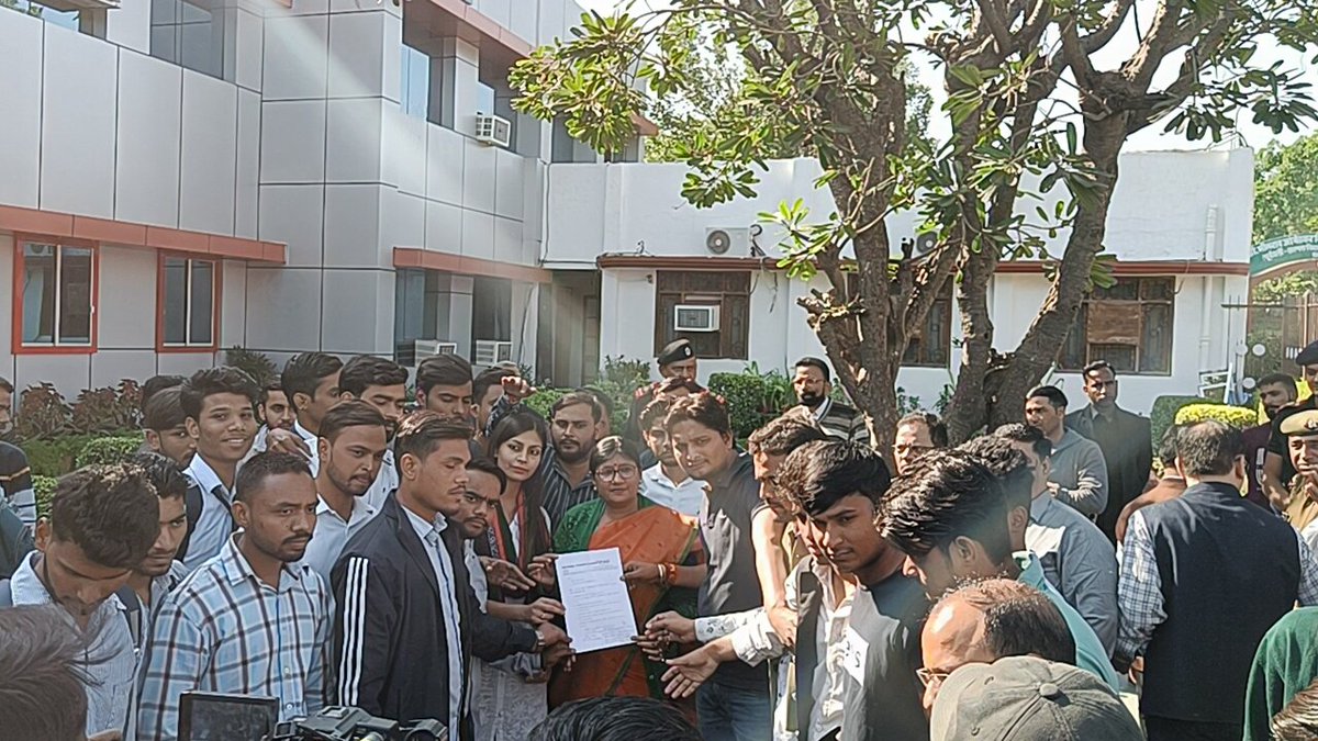 adhi2222's tweet photo. आज भारतीय राष्ट्रीय छात्र संगठन (N.S.U.I) के कार्यकर्ताओं द्वारा पालीवाल स्थित डॉ भीमराव अंबेडकर विश्वविद्यालय के कुलपति महोदय को छात्र समस्याओं को लेकर धरना देकर ज्ञापन दिया।।
@nsui @INCIndia @RahulGandhi @priyankagandhi @Neerajkundan @NSUIUPWest @VishalcINC @RohitRanaINC https://t.co/jmCicOnaKE