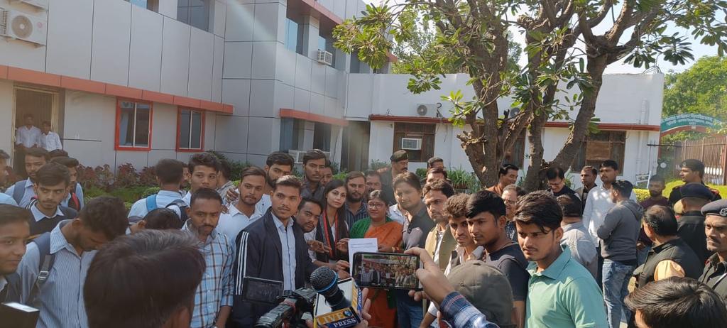 adhi2222's tweet photo. आज भारतीय राष्ट्रीय छात्र संगठन (N.S.U.I) के कार्यकर्ताओं द्वारा पालीवाल स्थित डॉ भीमराव अंबेडकर विश्वविद्यालय के कुलपति महोदय को छात्र समस्याओं को लेकर धरना देकर ज्ञापन दिया।।
@nsui @INCIndia @RahulGandhi @priyankagandhi @Neerajkundan @NSUIUPWest @VishalcINC @RohitRanaINC https://t.co/jmCicOnaKE