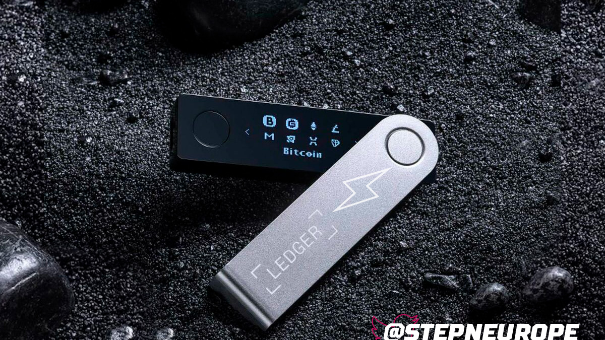 StepnEurope's tweet image. 1/ How a Hardware Wallet Works [@Ledger version]

One of the most secure ways to store your crypto &amp;amp; NFTs is a hardware wallet.

Let's learn how they work. Enjoy🧵

Follow &amp;amp; RT for more 🥰 #GMT #solana #bnb #Ethereum #STEPN #GMT #MoveAndEarn #STEPNchamps #STEPNcity @Stepnofficial