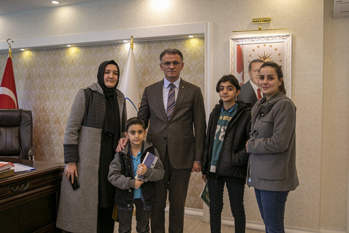Rehber Öğretmeni Sn. Asiye Değer ve beraberindeki öğrenciler, Valimiz Sn. Ozan Balcı'yı makamında ziyaret etti.

Valimiz, kendilerine kitap hediye ederek başarılar diledi.