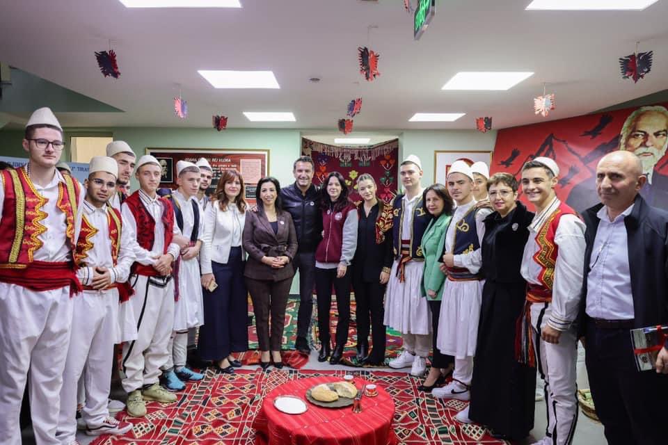 Festa e 60-vjetorit të themelimit të gjimnazit "Ismail Qemali" 🏫📚.