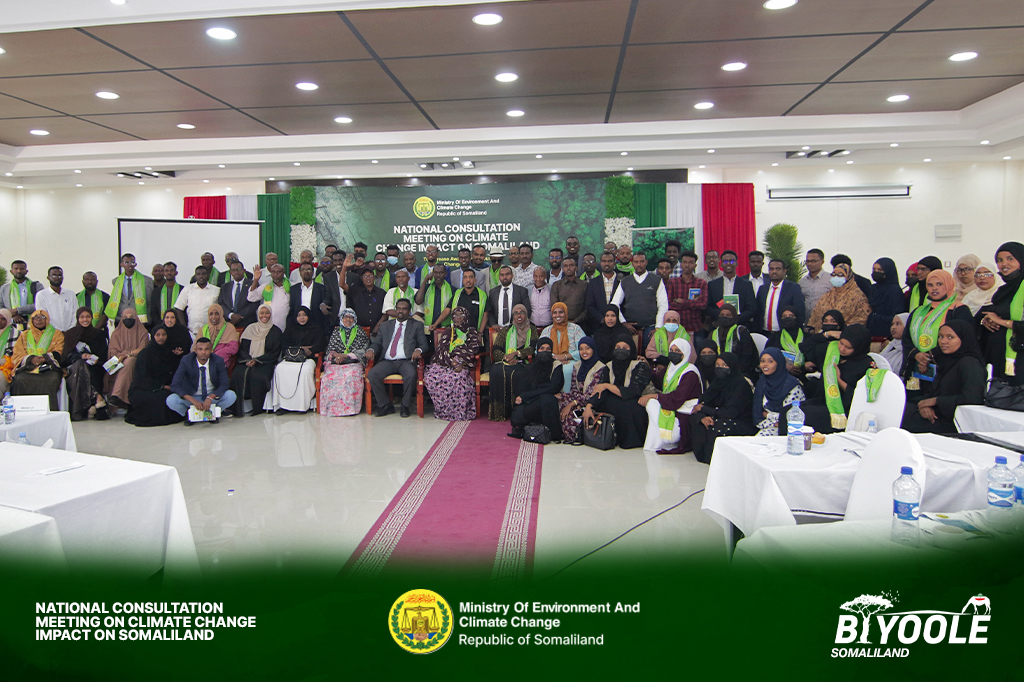 MOECC_JSL's tweet photo. Final Group Photo of the government officials and other distinguished attendees of the National Consultation Meeting on Climate Change Impact on Somaliland as the symposium officially concludes. 

#SLClimateActionNow
#ClimateEmergency 
#SDG13
#ClimateChange https://t.co/MMkyxaEKZZ