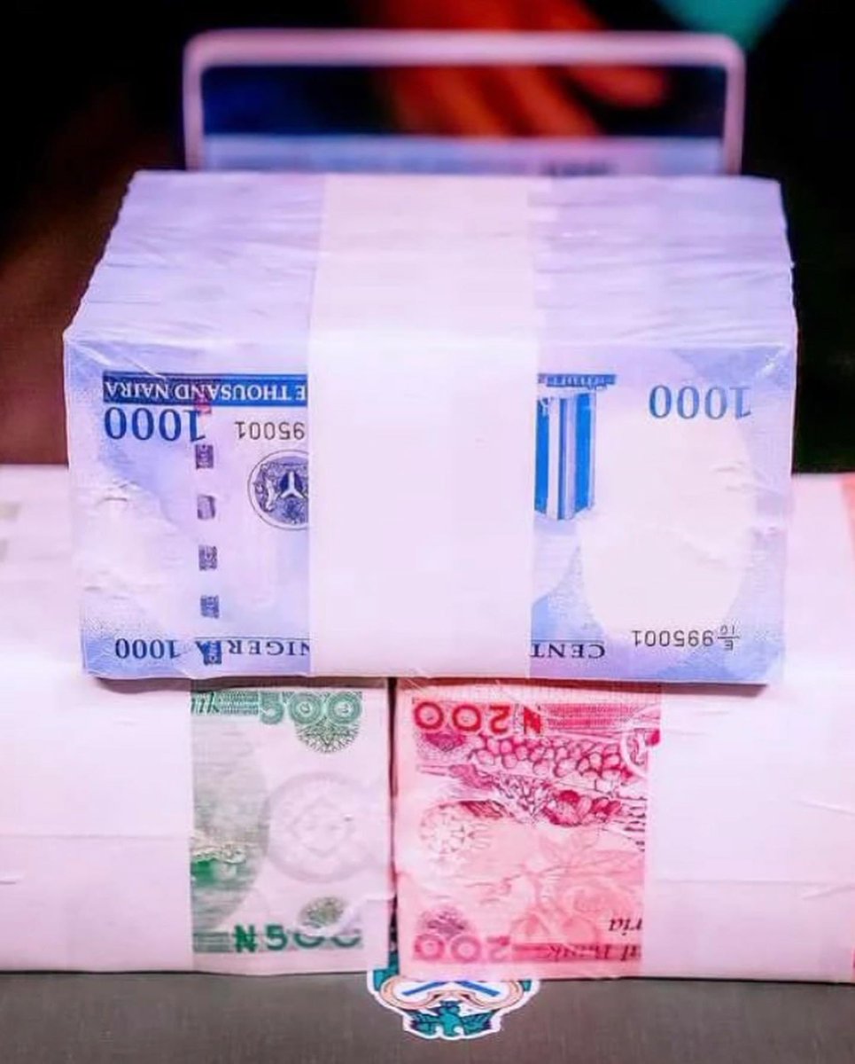 Mayorspeaks's tweet photo. Buhari and his gang just took the New Naira currency to Adire sellers in Itoku, Abeokuta to add some Dye to it and Boom we got a new currency.

Awon werey https://t.co/a3mGlKxdOl