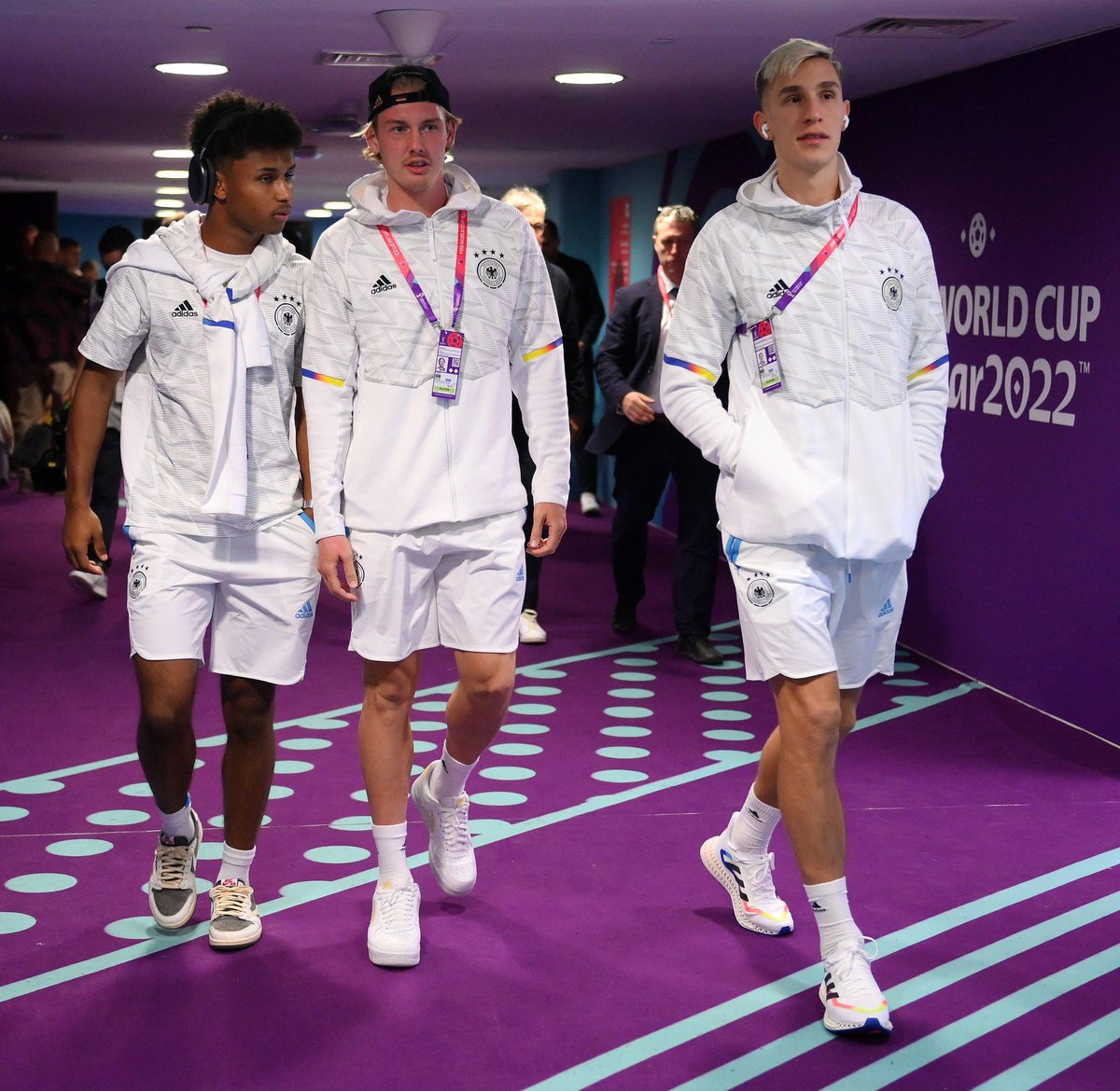 iMiaSanMia's tweet photo. #GER players wearing sweats displaying rainbow colours https://t.co/XDb6pE5QoZ