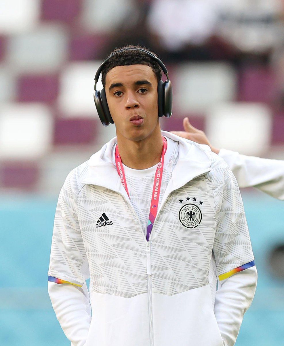 iMiaSanMia's tweet photo. #GER players wearing sweats displaying rainbow colours https://t.co/XDb6pE5QoZ