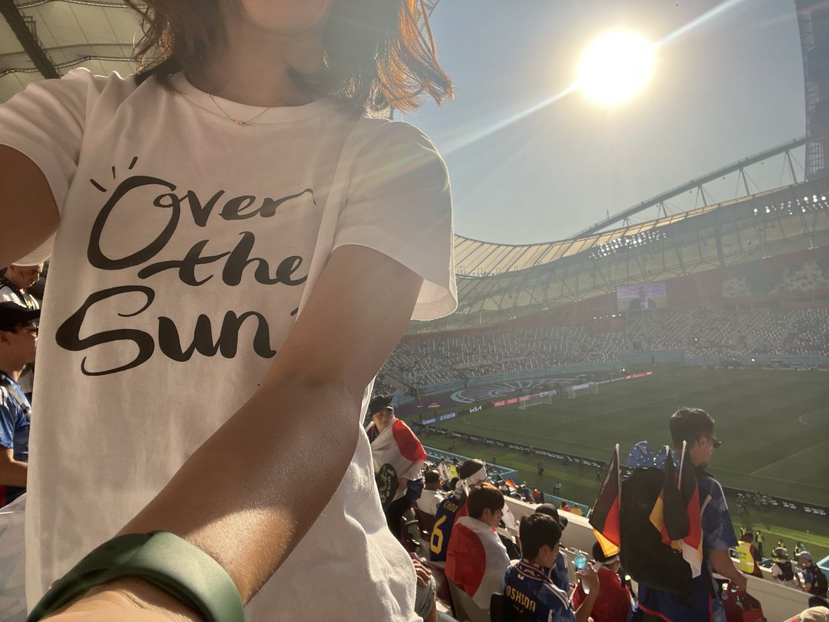godzi_godzilla's tweet photo. #サッカー日本代表 
#オーバーザサン 
#overthesun 
#ジェーン・スー 
#堀井美香
オーバーザ・サンtシャツでカタールワールドカップ日本戦来ました〜😆 https://t.co/Q2cSvQImSu