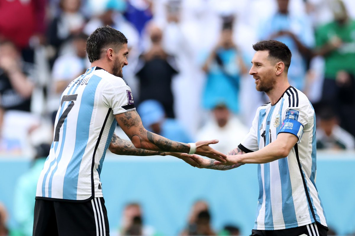 RoyNemer's tweet photo. Lionel Messi requested that the team meet each other and he had a speech after the Mexico and Poland game. For them to be more together than ever and to be calm. Via @gastonedul. 🇦🇷 https://t.co/L3PbpvQQR2