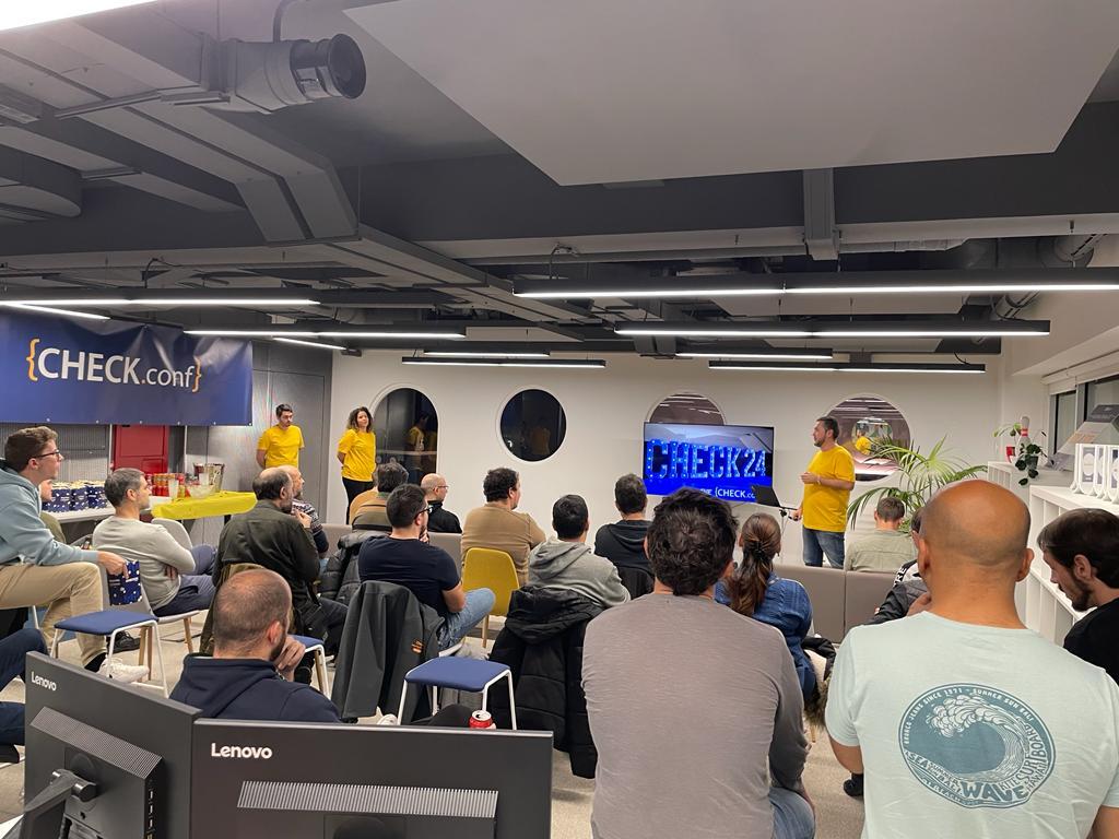 check24es's tweet image. Ayer, en colaboración con el equipazo de #PHPMad, celebramos un nuevo meetup. Holger Woltersdorf, fundador del Usergroup de PHP de Dresden, fue el ponente invitado y explicó en qué escenarios la librería FastCGI puede ser la mejor solución. #meetup #it #joinus #php