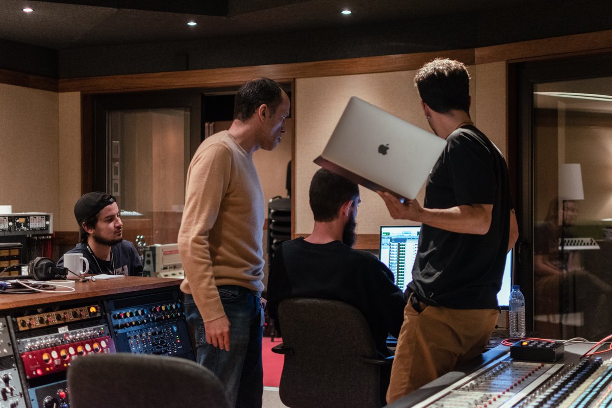 ArdaAcademy's tweet image. No módulo de Observação em Contexto de Trabalho, es alunes do curso intensivo de Studio Engineering dedicam algumas horas a acompanhar as sessões comerciais nos estúdios da @ardarecorders. 
#ardaacademy #arda #studioengineering #recordingstudios #ardarecorders