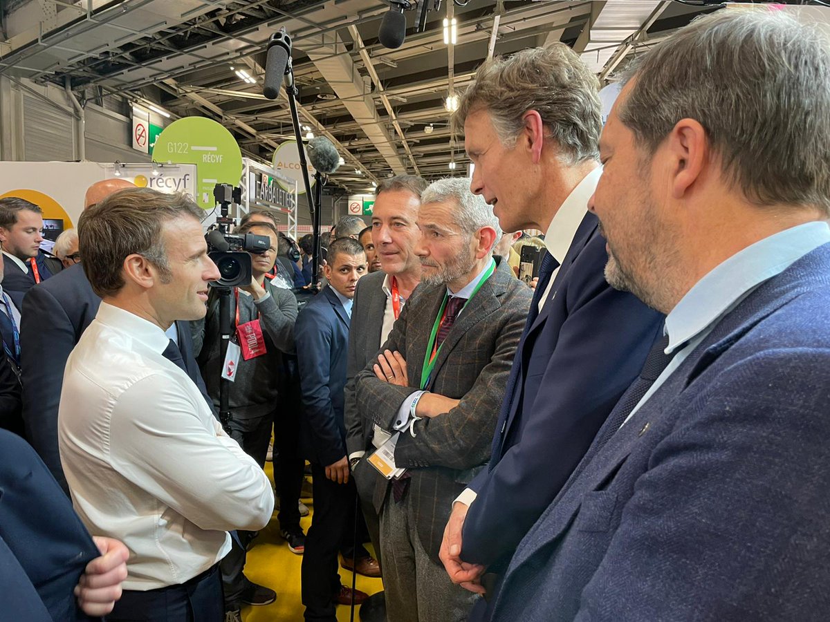 citeofrance's tweet image. "Ne lâchez rien !" 
C'est avec ces mots que le Président @EmmanuelMacron a conclu son échange avec notre Président @AfievetFievet et notre DG @JeanHornain lors de son passage sur notre stand au #SMCL.
Investis depuis 30 ans, nous restons mobilisés auprès de tous les acteurs 💪