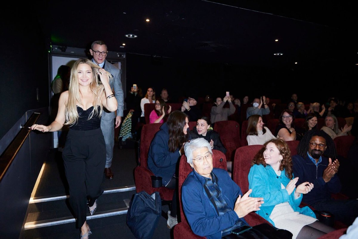 CentralPictureH's tweet photo. We're not crying, we're just chopping Glass Onions 😭🧅

Daniel Craig &amp; Kate Hudson paid us a visit at Picturehouse Central to introduce one of the first screenings of #GlassOnion: A @KnivesOut Mystery this afternoon! https://t.co/8Vz1niQlqc