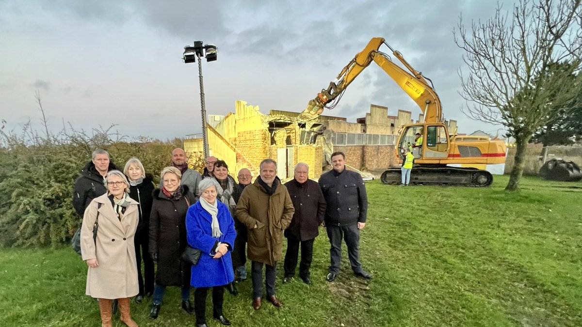 Ville d’Hautmont (@hautmontville) on Twitter photo Place nette au stade Jean Damien ! Ce mercredi un premier coup de pelleteuse avant la reconstruction d’un véritable complexe sportif. Plus d’un an de chantier à venir. Merci aux partenaires <a href="/departement59/">Département du Nord</a> <a href="/hautsdefrance/">Région Hauts-de-France</a> <a href="/AggloMaubeuge/">Agglo Maubeuge</a> et <a href="/prefet59/">Préfecture de la région Hauts-de-France et du Nord</a> Place nette au stade Jean Damien ! Ce mercredi un premier coup de pelleteuse avant la reconstruction d’un véritable complexe sportif. Plus d’un an de chantier à venir. Merci aux partenaires <a href="/departement59/">Département du Nord</a> <a href="/hautsdefrance/">Région Hauts-de-France</a> <a href="/AggloMaubeuge/">Agglo Maubeuge</a> et <a href="/prefet59/">Préfecture de la région Hauts-de-France et du Nord</a>