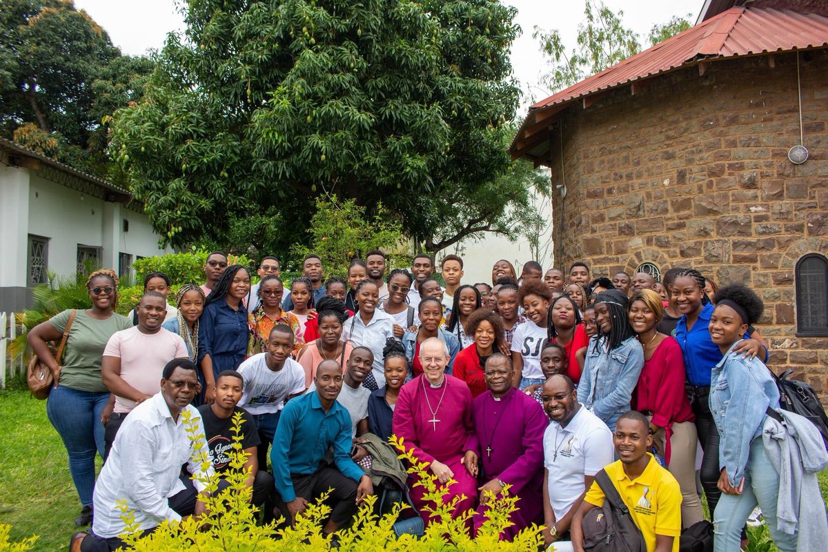 These vibrant young people in Libombos gathered with, and were blessed by <a href="/JustinWelby/">Follow @ArchbishopSarah</a> May they be and live that blessing in their lives and witness. @DioLondonCYW <a href="/IAMA_Anglicana/">Igreja Anglicana de Moçambique e Angola</a> @bpedmonton <a href="/DomMatsinhe/">Carlos Matsinhe</a>