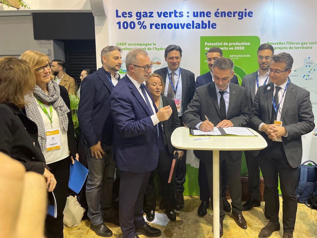 #InnovationVerte 
Signature du protocole Green Deliriver au <a href="/salondesmaires/">Salon des Maires et des Collectivités</a> en présence de <a href="/YannPerron78/">Yann Perron</a>, vice-président GPS&amp;O, pour développer une filière de logistique fluviale décarbonée.
Objectif d’ici 2023 👉 réaliser un prototype de pousseur hybride BioGNV-électrique.
