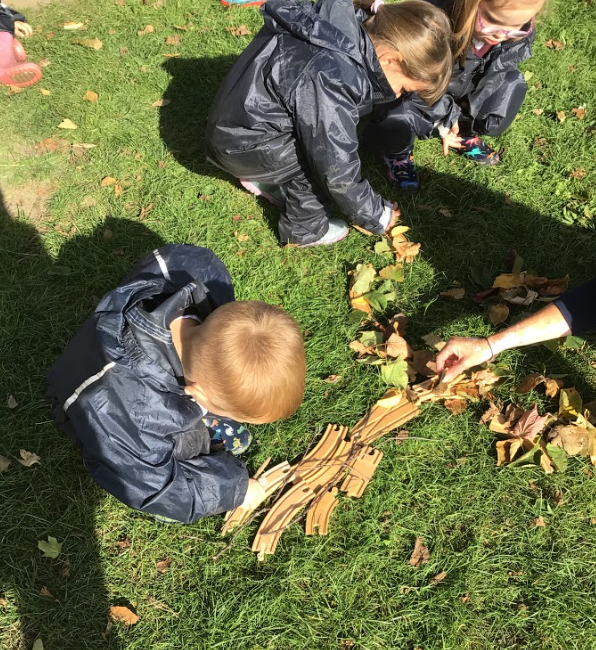rec_hp's tweet photo. In Reception we have been learning all about Autumn and what changes we will see. We made our own Autumn trees using the leaves that had fallen off the trees. We noticed the leaves had changed into many different colours 🌳🍁🌿🍃 https://t.co/uIuUSAcVtL