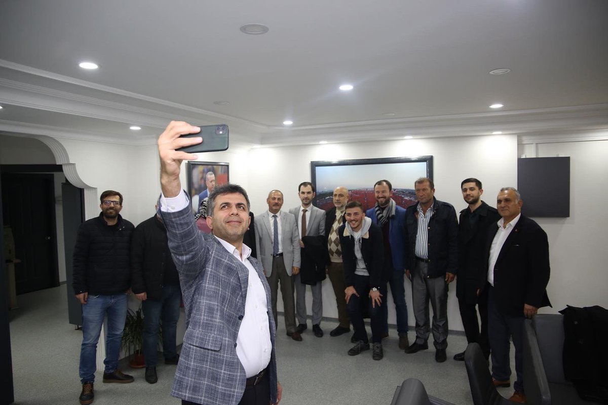 rustemtuysuz's tweet photo. Sivas Bosna Sancak derneği başkanı Erol Sevim ve kıymetli yönetimini ilçe başkanlığımızda misafir ettik. Nazik ziyaretleri için kendilerine teşekkür ederiz. 

@erkankandemir 
@halisdalkilic 
@osmannnurika https://t.co/0II3JCLYQv