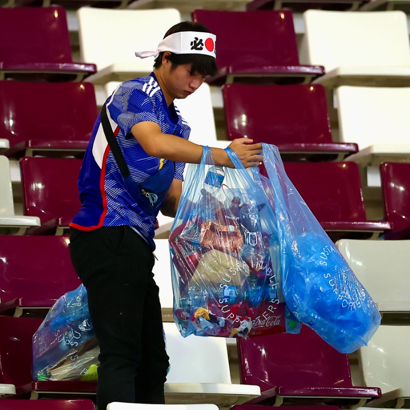 FIFAcom's tweet photo. It’s not only three points that Japan have in the bag.

After their amazing win at the #FIFAWorldCup, @jfa_samuraiblue supporters stayed behind to help collect plastic bottles and clean up the stadium. ❤️

#Qatar2022 | #SaveThePlanet