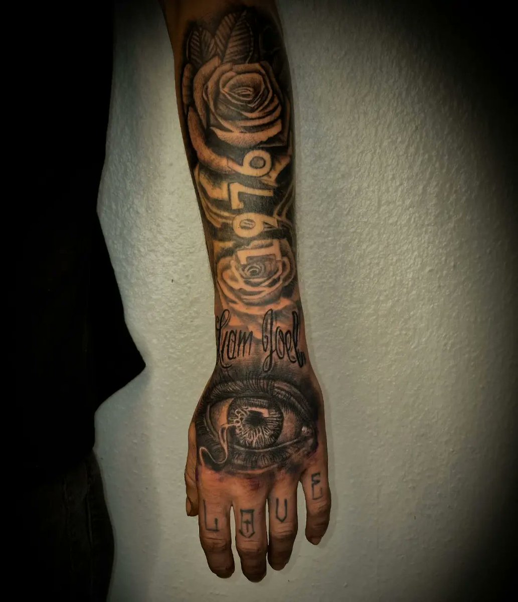 GasGranate's tweet photo. Neues Tattoo endlich Unterarm fertig💯🙏
Was sagt ihr dazu&amp;wie findet ihr das so?🙏
#tattoos #tattoodesign #tattoolover #tattooink #tattooart #greytattoo #blackandwihttattoo https://t.co/B227kOejS1
