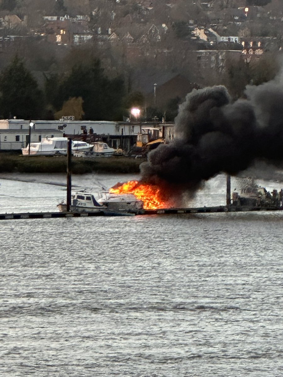 ThePhilCurry's tweet photo. @Kent_Online @MedwayMessenger Huge boat fire, hopefully no one hurt https://t.co/xuxUuIk71b