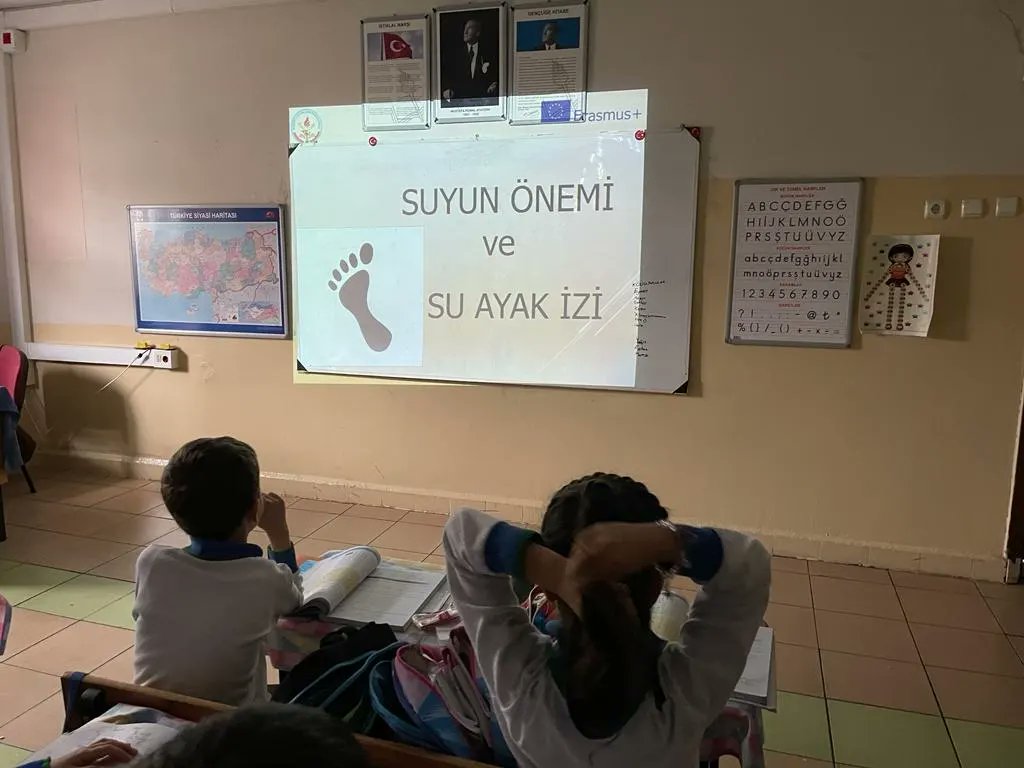 ErasmusWater's tweet photo. Erasmus+ projemiz kapsamında öğrencilerimiz   su bilinci ve su farkındalığını artırmak için “Su Ayak İzi” konulu sunumlar izlediler.@ulusalajans @ABBaskanligi @EskisehirMem @odunpazarimem @1Havaikmal @SerbiaWater @erasmuswaterfr1 @TurkeyPlus https://t.co/nntvcefsfm