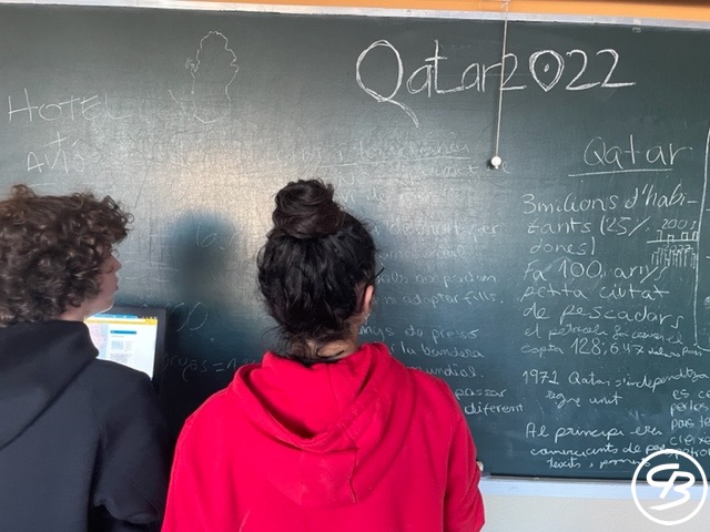 cbadalones's tweet photo. Uns 6.500 treballadors morts en obres de construcció de infraestructures; escàs o nul respecte als drets dels migrants, de les dones i dels col·lectius LGTBIQ+. Avui,  l'alumnat de 3r d'#ESO ha fet una lectura crítica del polèmic #mundial de Qatar. #Badalona #femescola #desde1895 https://t.co/MNWWdJB8rg