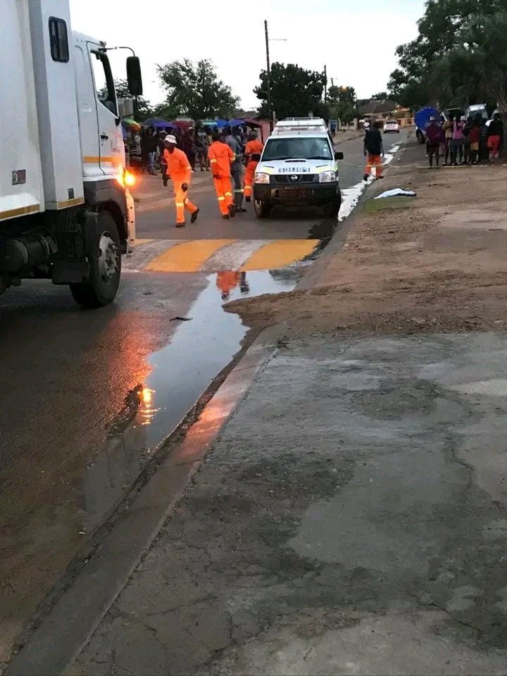 9_stanley's tweet photo. BREAKING| A new born baby was found Discarded inside a Refuse bag by Garbageman at Seshebo Zone 3 Near Samuel Thema Primary School. The Police arrived first at the Scene and summoned the forensic. https://t.co/c1OOtsPDeS