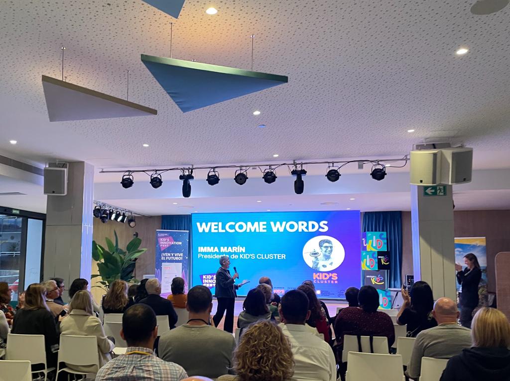 KIDSCLUSTER's tweet photo. Empezamos el #KIDSINNOVATIONFEST, la 5ª edición del encuentro anual del sector infantil y familiar, con la bienvenida a cargo de la presidenta de #KIDSCLUSTER, @immamarin 🚀

"Es muy importante que el sector cuente con este espacio para reflexionar sobre qué futuro queremos". https://t.co/vAlFG2RZKf