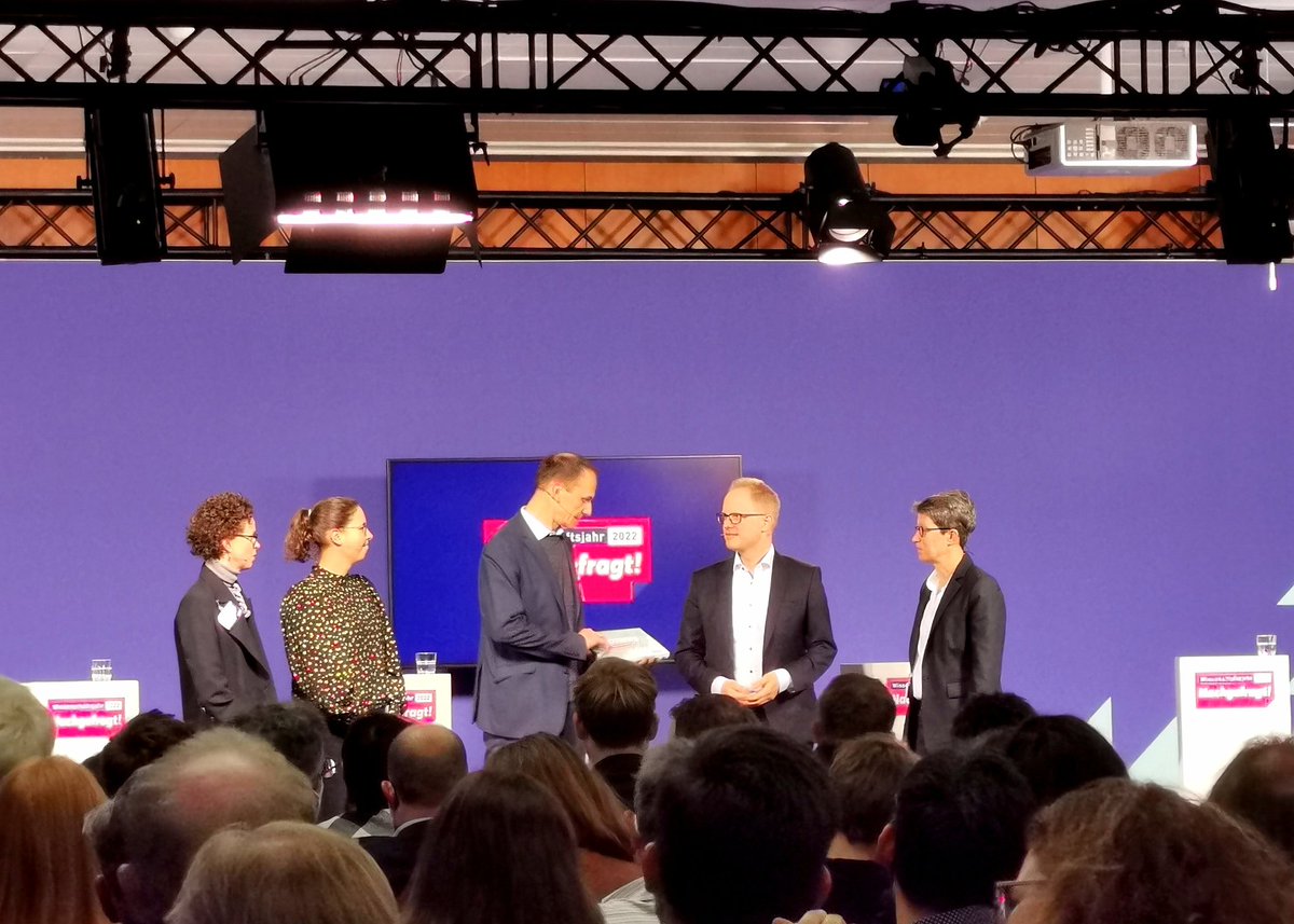 Nach Monaten des Fragensammelns, Clusterns und Konsultierens ist es endlich soweit: Unsere Gremienmitglieder aus Science Panel, Citizen Panel und Jury überreichen das Ergebnispapier des #IdeenLauf im <a href="/w_jahr/">Wissenschaftsjahr</a> 2022 – Nachgefragt! <a href="/wissimdialog/">Wissenschaft im Dialog</a>