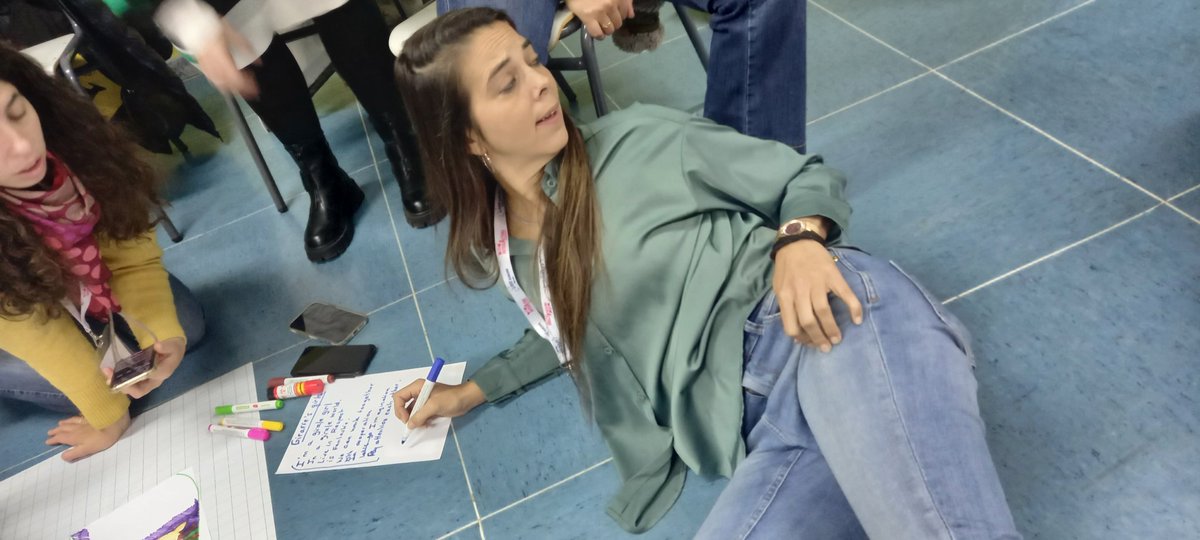 SandrineLecoss4's tweet photo. Jour 3 Mobilité DSDEN 95 à Madrid, après une "harmony session" en chanson, une bonne journée d apprentissages, de réflexion et de production... @LfeeEurope @DareicV https://t.co/r7HEJ7fFTq
