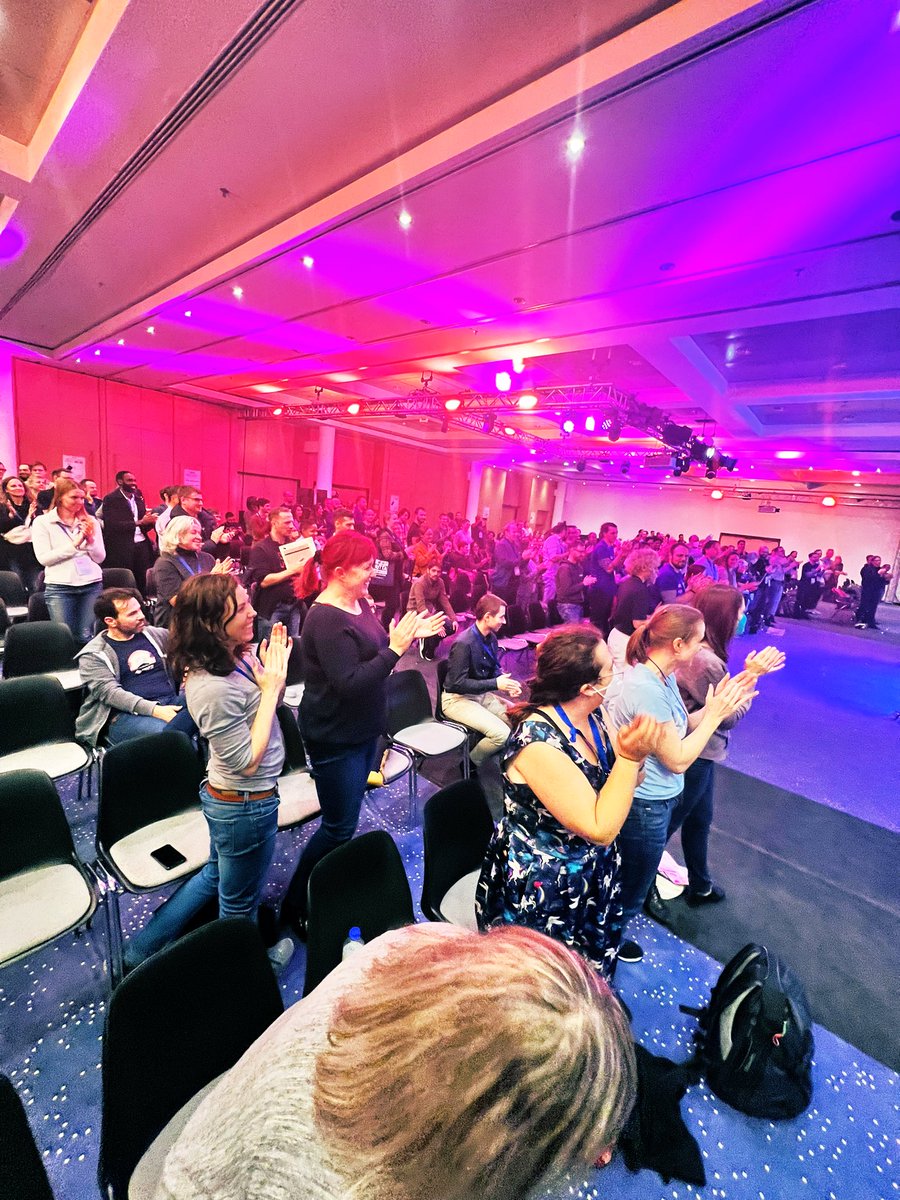 What a keynote @Der_Pesse — standing ovation , drop that mic 🎤 #AgileTD brilliant