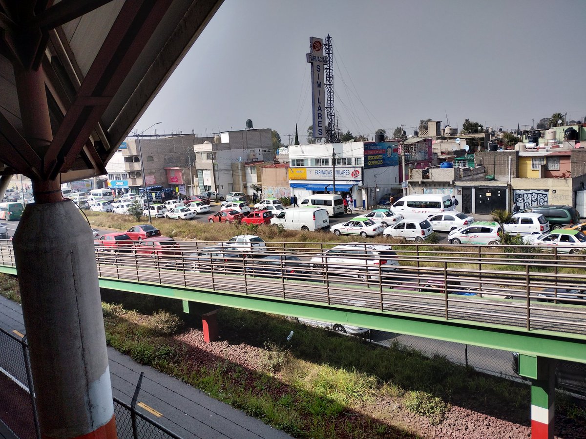 danyelagus2016's tweet photo. Bloqueo sobre Av.  Carlos Hank González (Av. Central) con dirección a la CDMX #Ecatepec https://t.co/LslQYYZnmA