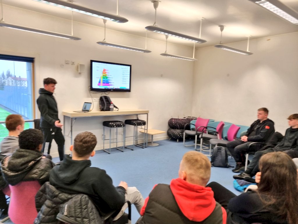 FootballGlasgow's tweet image. 📸 𝘾𝙤𝙖𝙘𝙝 𝘾𝙤𝙧𝙚

A very engaging and thought-provoking day with the new @WeAreCoachCore Modern Apprentices today. Lots of discussions and pitch content, all things Football Development ⚽️

#GlasgowLife | #CoachCore