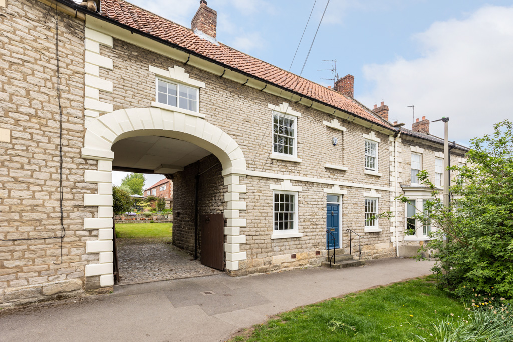 Blenkinandco's tweet photo. It's not always easy to get a sale over the line. This one required a lot of skill and persistence but, finally, contracts have exchanged on this exceptional property in the heart of Pickering. #CityCountryCoast #MountFarm #Pickering https://t.co/XEbmhJghn5