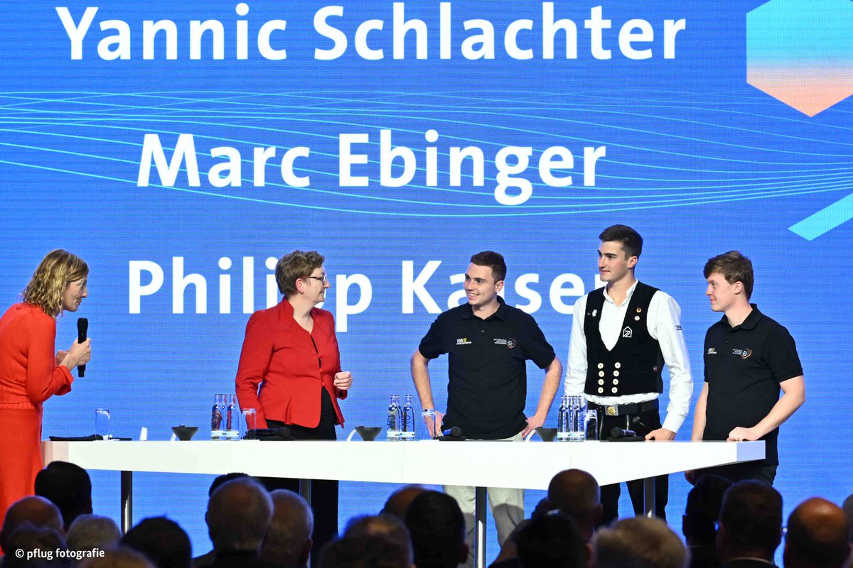 BMWSB_Bund's tweet photo. Letzte Woche besuchte Bauministern @klara_geywitz die Deutsche Meisterschaft der #Bauberufe, heute beim #bgt22 traf sie Mitglieder des Nationalteams. „Wir brauchen dringend mehr solche #Fachkräfte und müssen die Trommel schlagen für Berufe im Bau und im Handwerk.“ @Das_Baugewerbe https://t.co/rluI0JxDoN