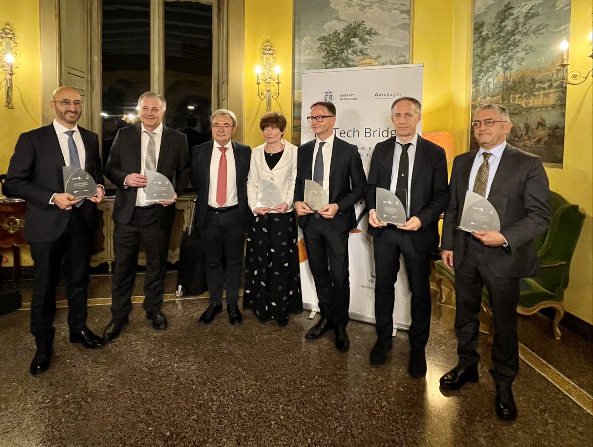 RegionePuglia's tweet photo. La Puglia vince il premio "#Innovazione in #SanitàDigitale" organizzato da @Agenas_Salute e #SICSeditore per la piattaforma di telemedicina #COReHealth, sviluppata e promossa da @AressPuglia.
Approfondisci➡️https://t.co/fDhDFrG7Wu https://t.co/fCLvds0xAy