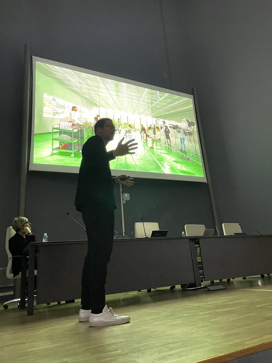 bculinary's tweet image. 📸João Albuquerque, Socio y Director de Diseño de @BIG_Architects en Barcelona, ha presentado en la Facultad de Arquitectura de la @upvehu el proyecto #GOe - Gastronomy Open Ecosystem, el nuevo edificio promovido por #BasqueCulinaryCenter dedicado a la ciencia y a la innovación.