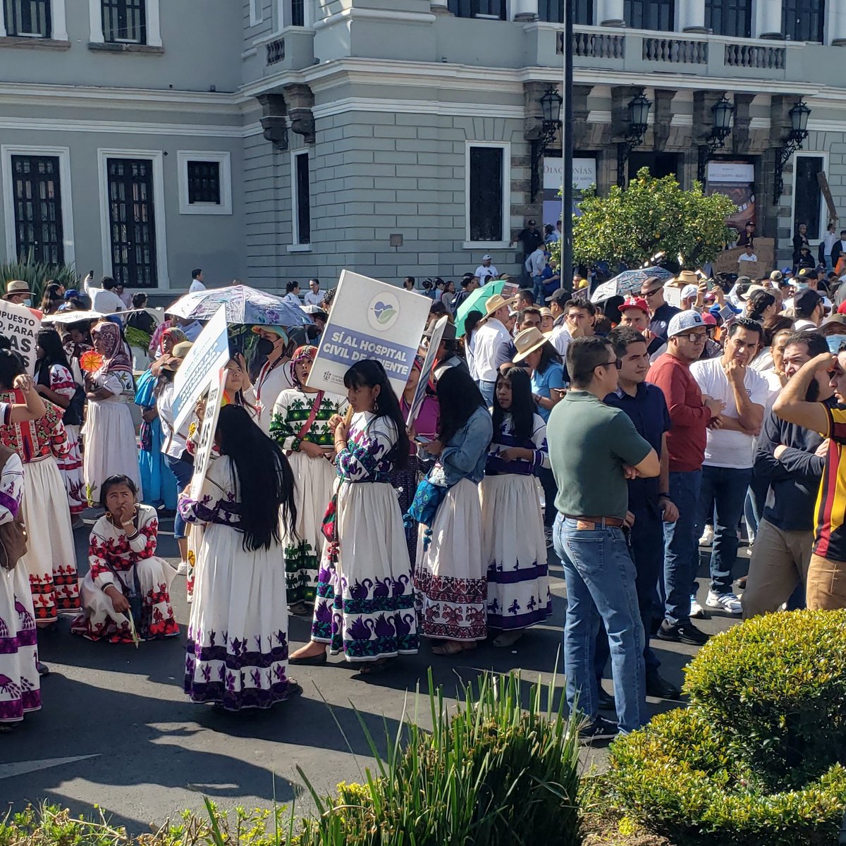 Defendamos a nuestra alma mater del castigo presupuestal. 🦁

Artes Escénicas UDG presente en la #MegaMarchaUdeG.