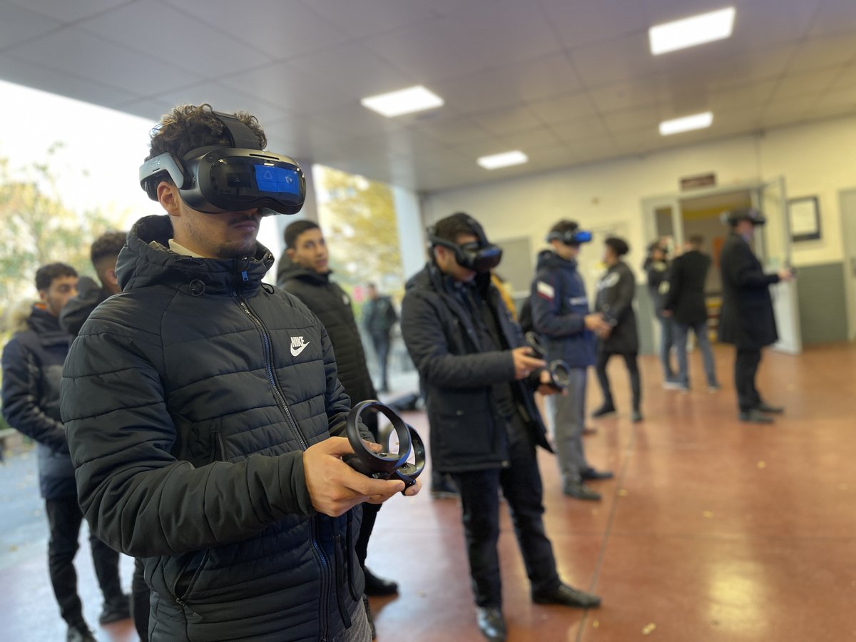 GaracCampus's tweet photo. À l'occasion de la #Safetyweek le GARAC à mis en place avec son partenaire @Vobling un atelier de sensibilisation à l'utilisation des différents extincteurs dans un milieu virtuel via les casques de réalité virtuel @htcvive 🧯🔥 #HTCvive #VR #FireTrainer https://t.co/4s78nrl9Lr