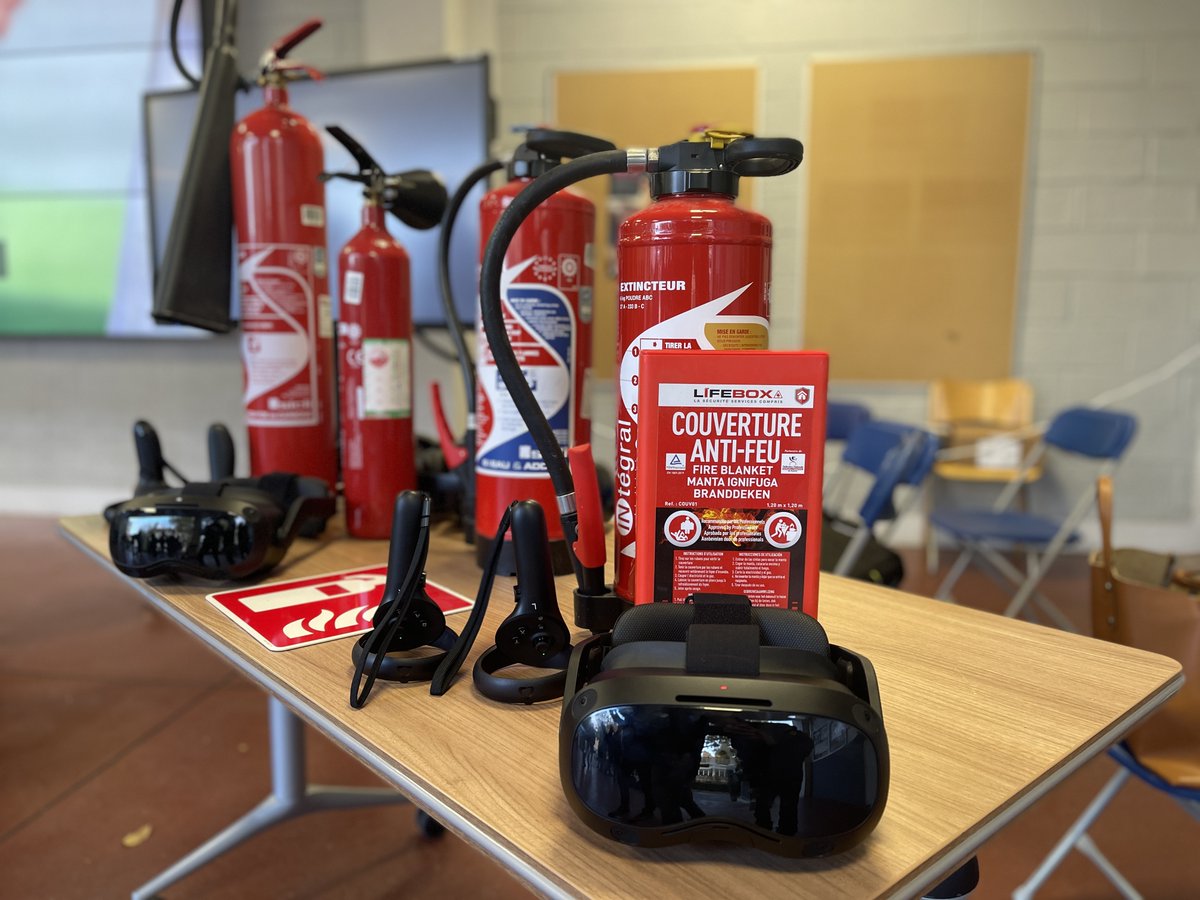 GaracCampus's tweet photo. À l'occasion de la #Safetyweek le GARAC à mis en place avec son partenaire @Vobling un atelier de sensibilisation à l'utilisation des différents extincteurs dans un milieu virtuel via les casques de réalité virtuel @htcvive 🧯🔥 #HTCvive #VR #FireTrainer https://t.co/4s78nrl9Lr