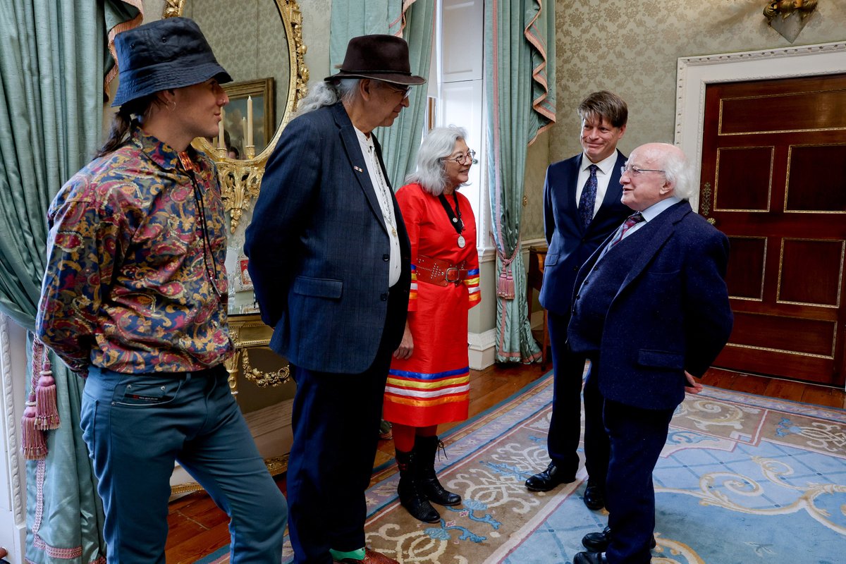 During their visit to Áras an Uachtaráin Joseph Naytowhow sang a traditional victory song and Louise Halfe read her poem The Reserve Went Silent.