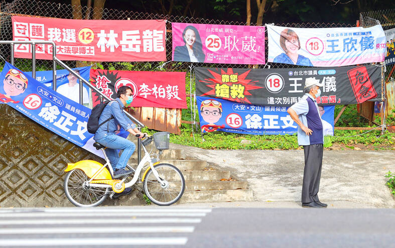 jacenba's tweet photo. Algo desternillante de las elecciones a concejal en Taiwán (muy complicadas). 

Después de los últimos sondeos legales, los candidatos a borde de perder o no conseguir escaño añaden un 搶救 (SALVAR) gigante a sus pancartas, como si fuera Operación Triunfo esto.

#選舉 #台灣 https://t.co/DIOeb2fBuv