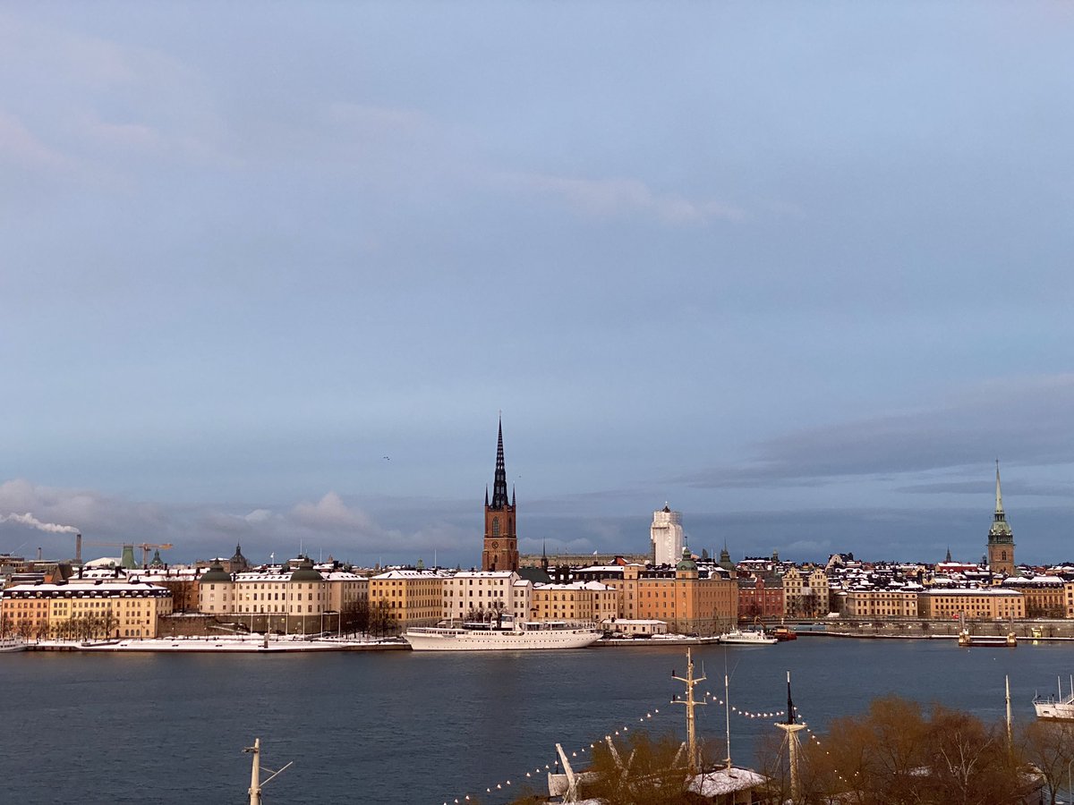 EANBoard's tweet image. What a great first day at #ESCAIDE2022! We are off to the cocktail reception. Don’t forget to vote for the best picture of the photo exhibition and the most exciting bar camp topic(s).