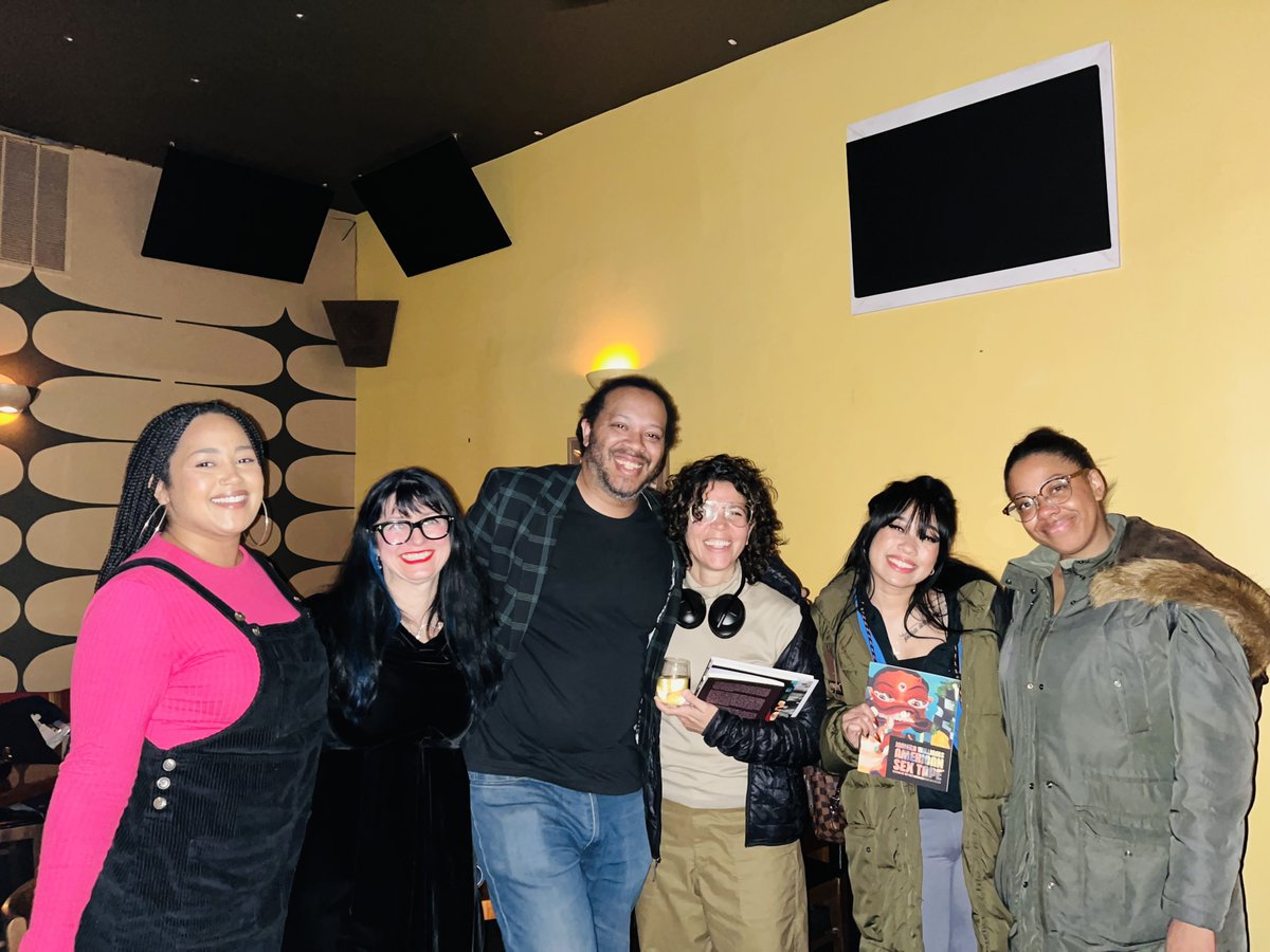 hb_sundayseries's tweet image. Thanks to everyone who joined Kenyatta Rogers and me at @HungryBrainChi to see the dazzling voices of Michael Robins, @meka_will_write, @kedidden, &amp;amp; Caryl Pagel! Here are some photos from the event. (Shout out to Jesse Fleming who provided a guest intro!)