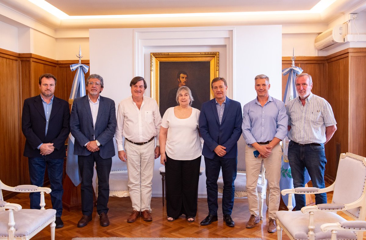 BuddhaTrials's tweet photo. Recibimos a la Ing. Diana Guillén, presidenta del SENASA y al equipo directivo, a quienes le solicitamos que, en el marco del programa de lucha contra la lobbesia botrana, los productores afectados por heladas reciban un trato diferencial en función de la contingencia vivida. https://t.co/MRKe4Ta5CC