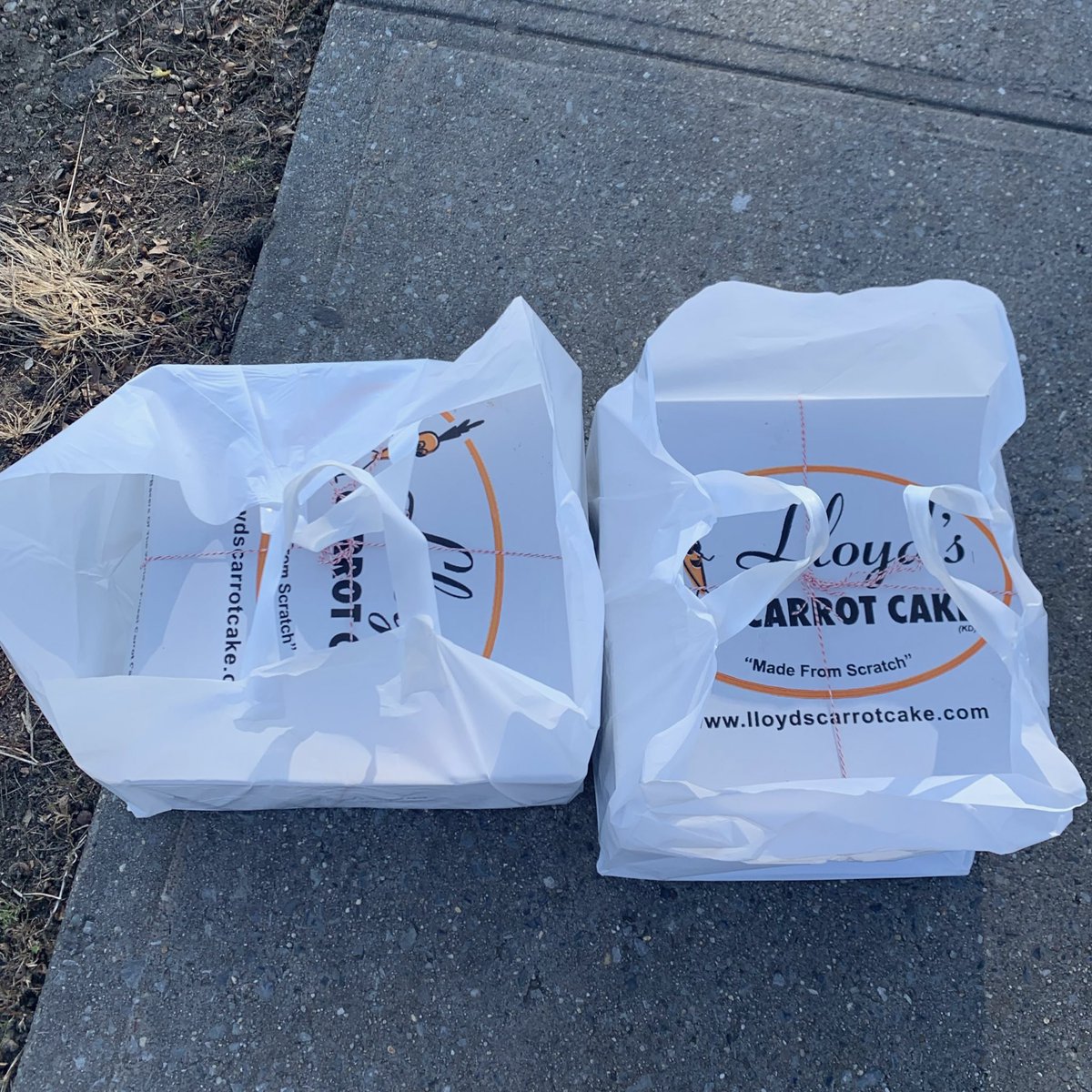 localmujer's tweet photo. 3.25 hours later, carrot cake secured ✅ https://t.co/Dqa9ukRIS2