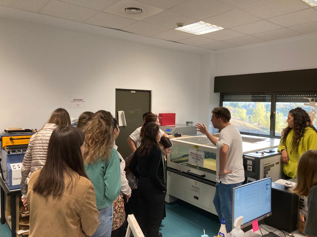 UABOpenLabs (@uabopenlabs) on Twitter photo Acompanyades per la <a href="/CORE_EducaOcupa/">CORE Educació i Ocupabilitat UAB</a> avui ens han visitat el PDI i les estudiants del Màster de Secundària de la @univBucarest. L'alumnat de <a href="/EducacioUAB/">Facultat de Ciències de l'Educació UAB</a> els hi ha explicat els projectes que tenen en marxa als Labs. 🦾📚🔩 Acompanyades per la <a href="/CORE_EducaOcupa/">CORE Educació i Ocupabilitat UAB</a> avui ens han visitat el PDI i les estudiants del Màster de Secundària de la @univBucarest. L'alumnat de <a href="/EducacioUAB/">Facultat de Ciències de l'Educació UAB</a> els hi ha explicat els projectes que tenen en marxa als Labs. 🦾📚🔩