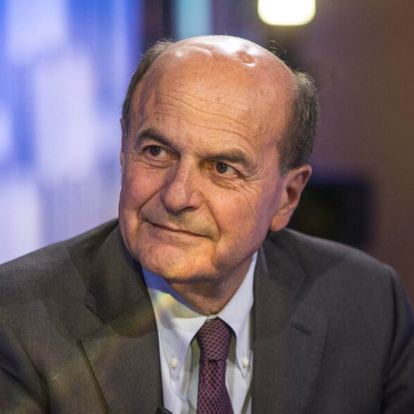 OttoemezzoTW's tweet photo. Stasera ad #ottoemezzo ci sarà @pbersani. Con lui anche @beppesevergnini del @Corriere, @BrunellaBB di @Libero_official e @AndreaScanzi del @fattoquotidiano. Dalle 20:35 su @La7tv https://t.co/vDK4AibmeJ
