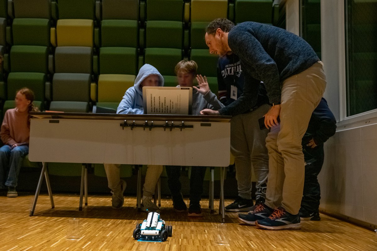 Fremtind (@fremtind) on Twitter photo Fremover blir realfag og #matte viktig i alle bransjer. Det må være gøy for de som skal lære!🧪
Derfor inviterte vi medarbeidere og deres unge til en dag for å skape interesse og begeistring for #realfag 🧮
Så inspirerer vi kanskje morgendagens realfagseksperter allerede nå?💭 Fremover blir realfag og #matte viktig i alle bransjer. Det må være gøy for de som skal lære!🧪
Derfor inviterte vi medarbeidere og deres unge til en dag for å skape interesse og begeistring for #realfag 🧮
Så inspirerer vi kanskje morgendagens realfagseksperter allerede nå?💭