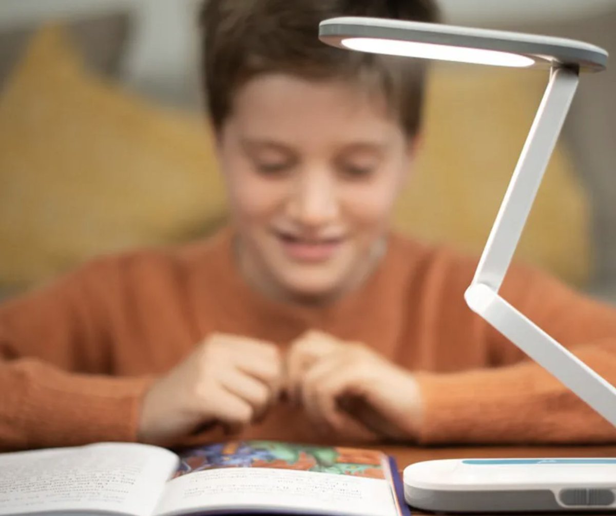 🇫🇷 Deux chercheurs français ont inventé la lampe Lili for life, destinée aux personnes qui souffrent de dyslexie. Pliable et autonome pendant 6 heures, cette invention facilite la lecture en exploitant l'effet stroboscopique de la lumière !💡 (Le Parisien)