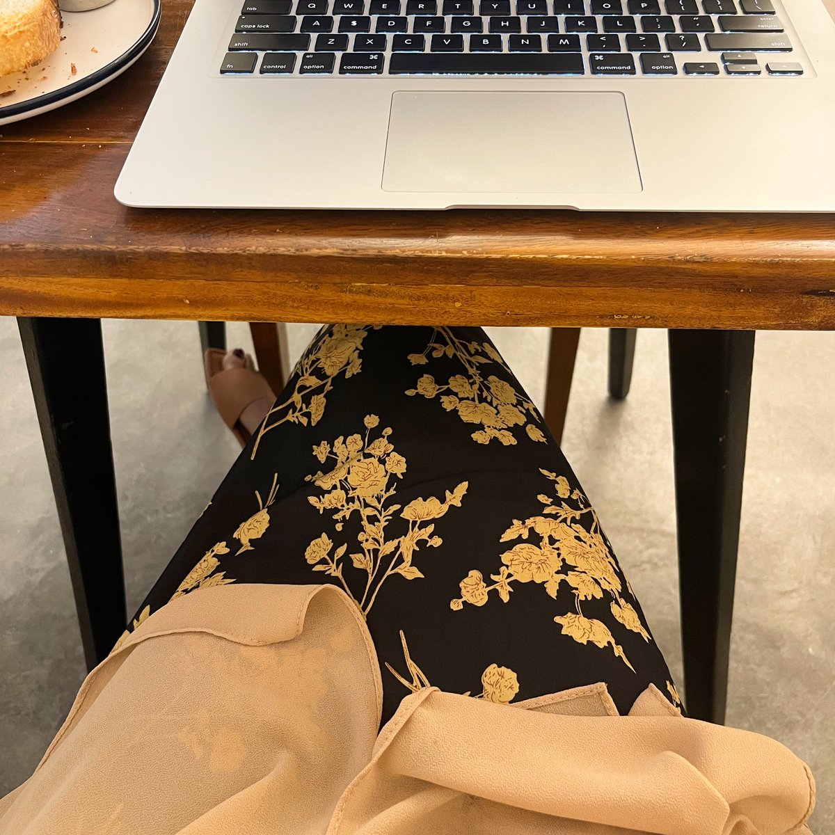 helloshakila's tweet photo. getting some work done with some sourdough bread and Joji on repeat ✨ https://t.co/CIG6eIb1P2